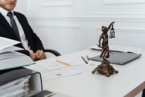 Public Defender vs Private Attorney: Which Is Right for You?